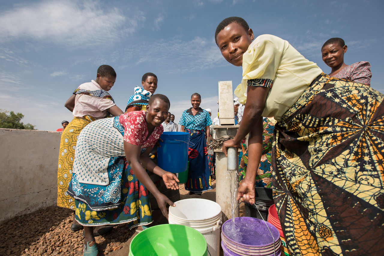 Gain wells, women getting water